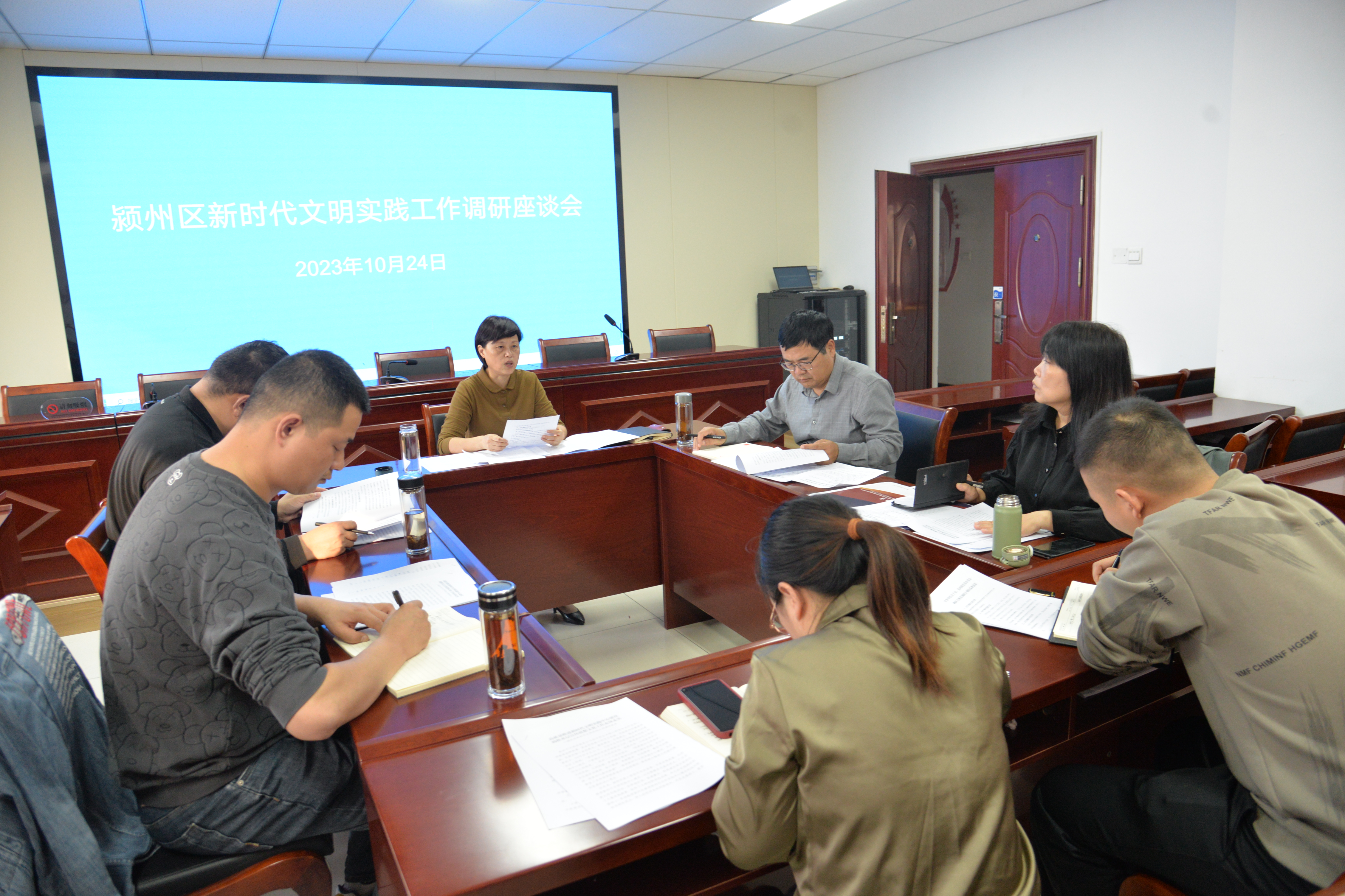 梁峰到區文明辦調研新時代文明實踐工作